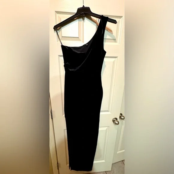 windsor black velvet dress Velvet Dresses in the Latest Colors of the Season